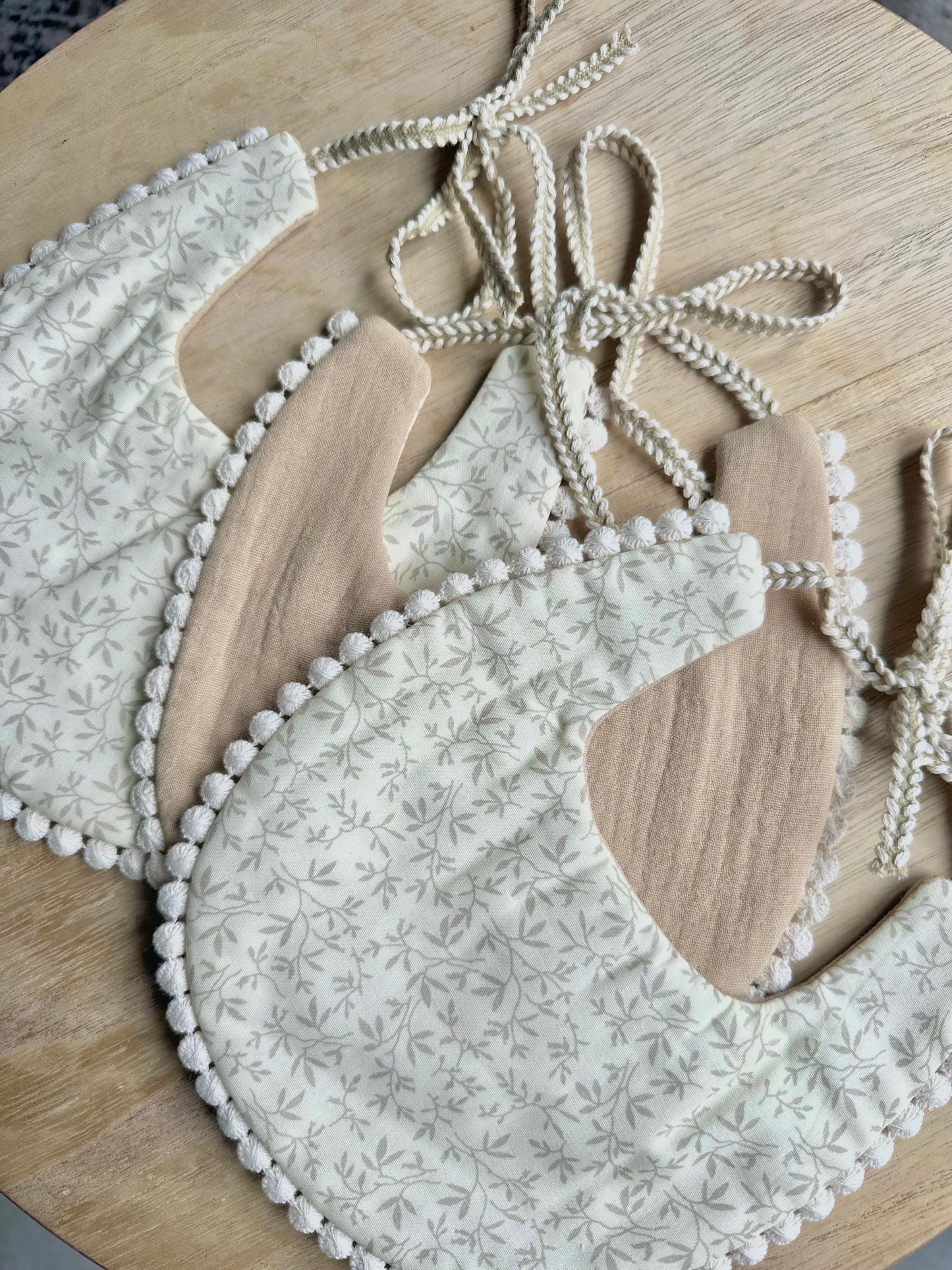 Bavoir bébé coton doux unisexe motif fleurs réversible Cameron - Mini Giu Paris