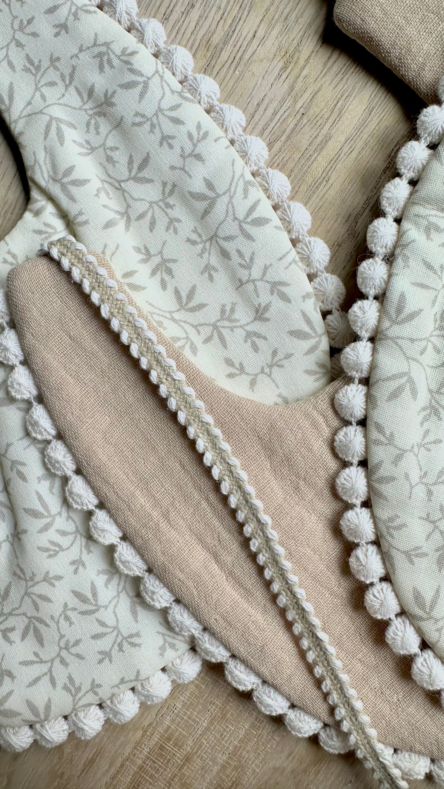 Bavoir bébé coton doux unisexe motifs à fleurs réversible Cameron - Mini Giu Paris