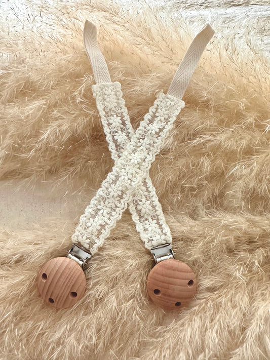 Porte tétine bébé élégant pratique unisexe en dentelle blanc, attache en  bois, coton Billie Mini giu paris 
